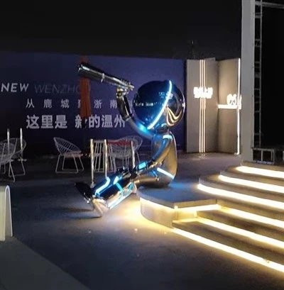 Moderná socha digitálneho robota s LED